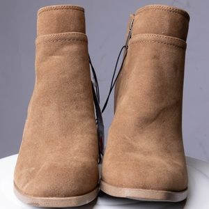 Women's Yara Heeled Ankle Boots
Universal Thread